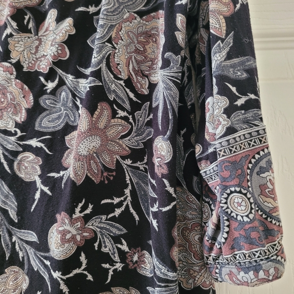 ♦️Free In A Bundle: Floral Women's Blouse in Black and Pink - Picture 3 of 4